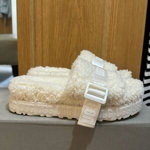 Women’s Ugg fluffita slides white